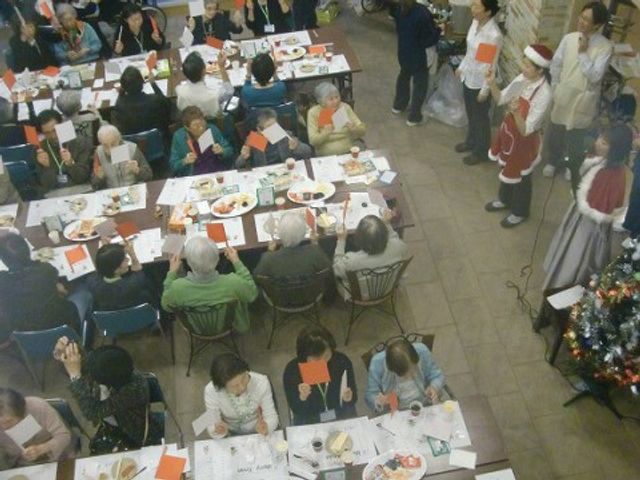 イベント中の食堂風景 イベント風景 賑やかな食堂で行われている行事には、多くの方が参加されており、和やかな雰囲気があふれています。スタッフも笑顔で対応し、居心地の良さを感じさせる空間です。