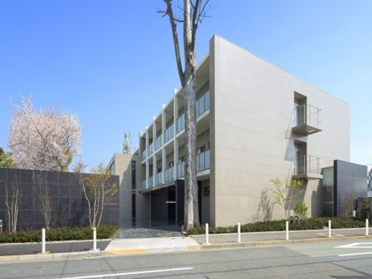 モダンな建物の外観