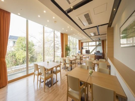 明るい食堂の風景