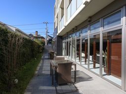 テラス付き施設外観
