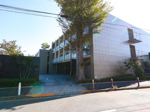 モダンな建物の外観