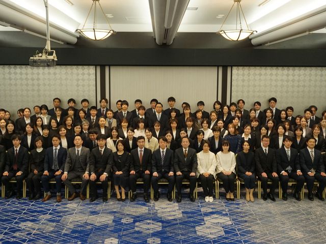 スタッフイメージ スタッフイメージ 多くのスタッフが会議室に集まっており、和やかな雰囲気の中で一体感を感じられます。