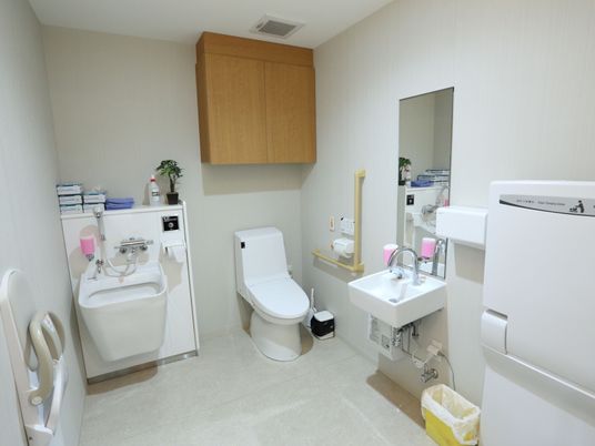  清潔なトイレと洗面設備  