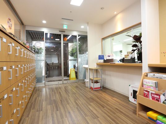 清潔な廊下とフロント 