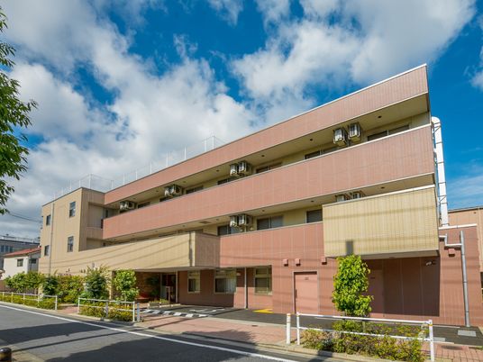 施設の外観と駐車場
