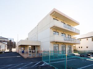 明るい外観の建物
