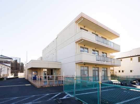 明るい外観の建物