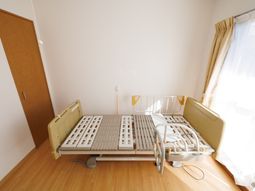 明るい居室の調節ベッド