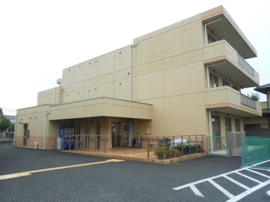 明るい外観の建物入口