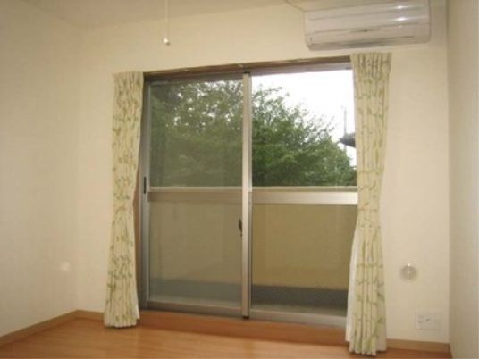 明るい居室の窓