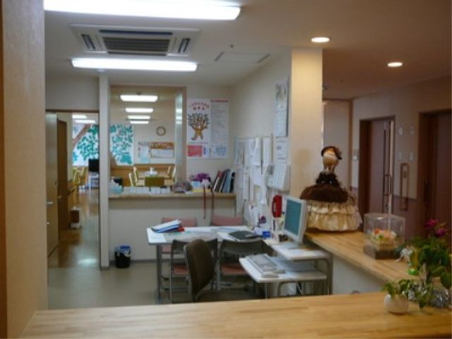 広々とした明るい受付 ヘルパーステーション 開放的で安らぎのある受付エリアです。働くスタッフの温かさが感じられる空間になっております。
