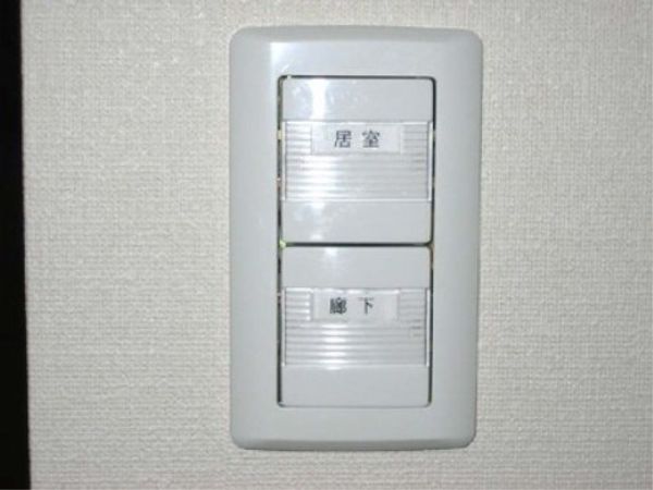 白い壁に設置されたスイッチ
