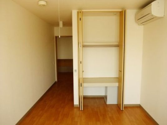 明るい木目調の居室