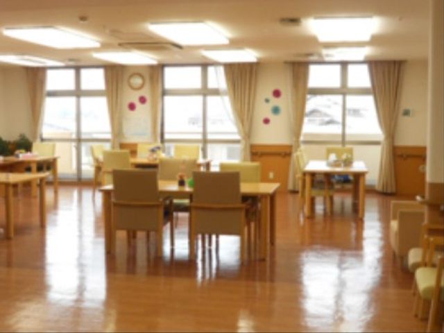 明るい共有スペース 食堂 ゆとりのある開放的なダイニングです。日差しが差し込む心地よい空間で、ゆったりとした時間を過ごせます。