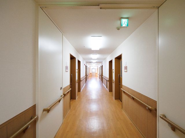 清潔感のある廊下 廊下 手すりが設置されたきれいな廊下は、日々の業務での移動も安全に配慮されています。