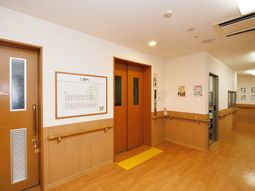 温かみのある廊下の風景