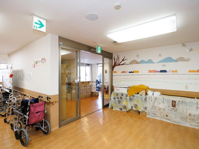 廊下の明るい風景 廊下 廊下はゆとりあるスペースで、車椅子も楽々と通れる設計です。壁には温もりを感じる装飾が施され、心地よい雰囲気を醸し出しています。