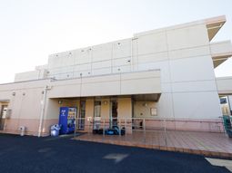 明るい外観の建物エントランス