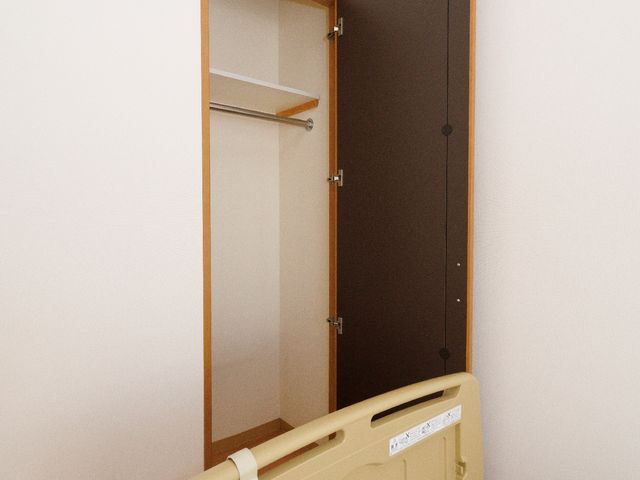 居室のクローゼット 居室 居室に備え付けられたクローゼットは、必要なものをすぐに取り出せる手頃なサイズです。スタッフとして、利用者さまの快適な生活サポートに携わりませんか。