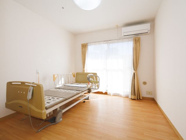 快適な個室居室 居室 床には木目調のフローリングが敷かれ、窓からは自然光が差し込む居室です。高さ調整可能なベッドが、快適な毎日をサポートします。