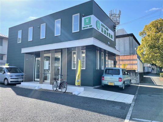 青い外観の施設  