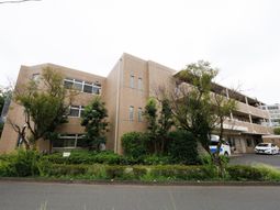 緑豊かな建物外観