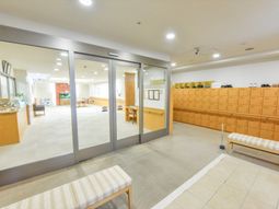 明るいエントランスホール