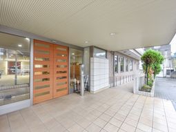 エントランスの開放的なデザイン