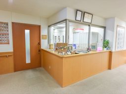 受付と掲示物のある空間