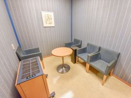 休憩室の椅子とテーブル