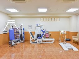 訓練機器が並ぶ部屋