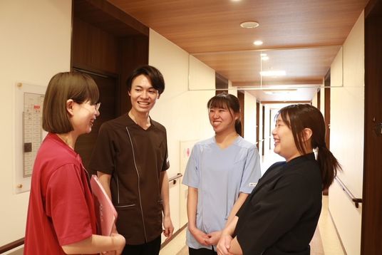 談笑中のスタッフ