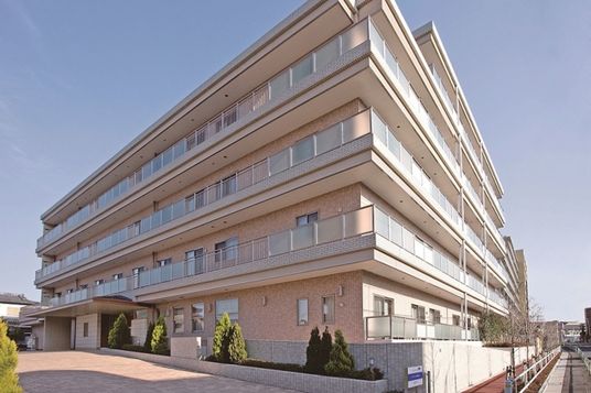 広い玄関の建物