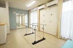 機能訓練室明るい空間