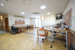 共有スペースで過ごす人々