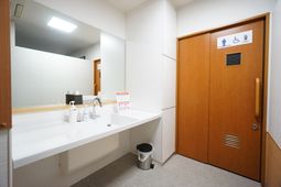 清潔な洗面台とトイレ標識