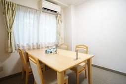 明るい食卓のある居室