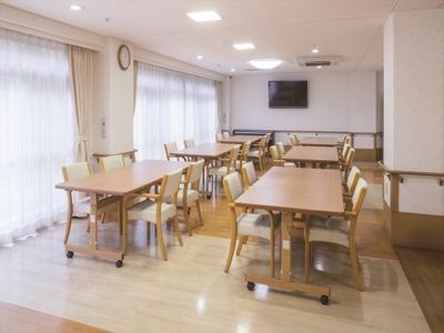 明るい広々とした食堂