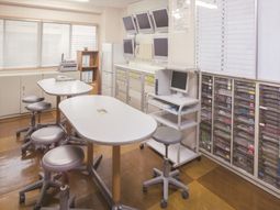 明るい仕事環境の事務室