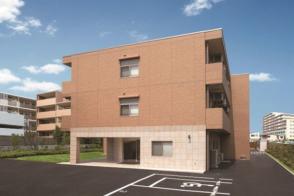 駐車場のある建物外観