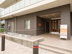 施設のエントランス外観