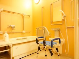 明るい色の浴室設備