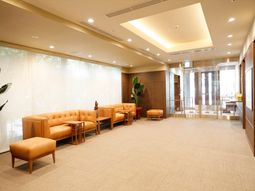 暖色系の上品なラウンジ