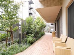 緑に囲まれた休憩スペース