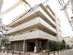 モダンな建物正面の様子