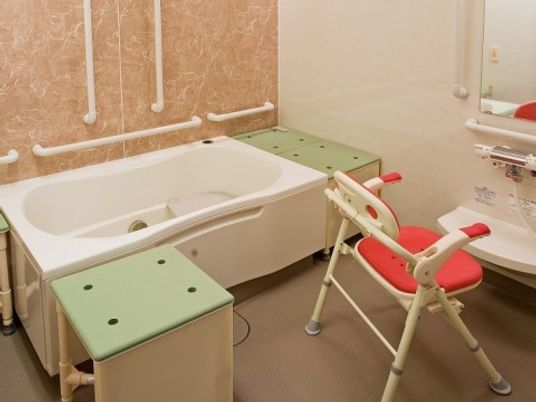 「ニチイホーム 墨田」の個別浴室。シャワーチェアーを配置している。