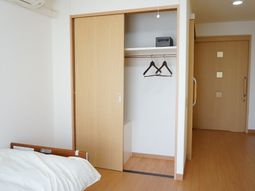 居室のクローゼットとベッド