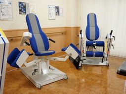 訓練用機器が置かれた部屋