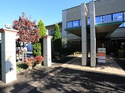 明るい日差しのエントランス