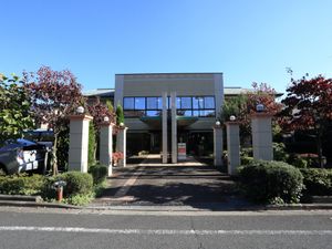 秋晴れの建物外観